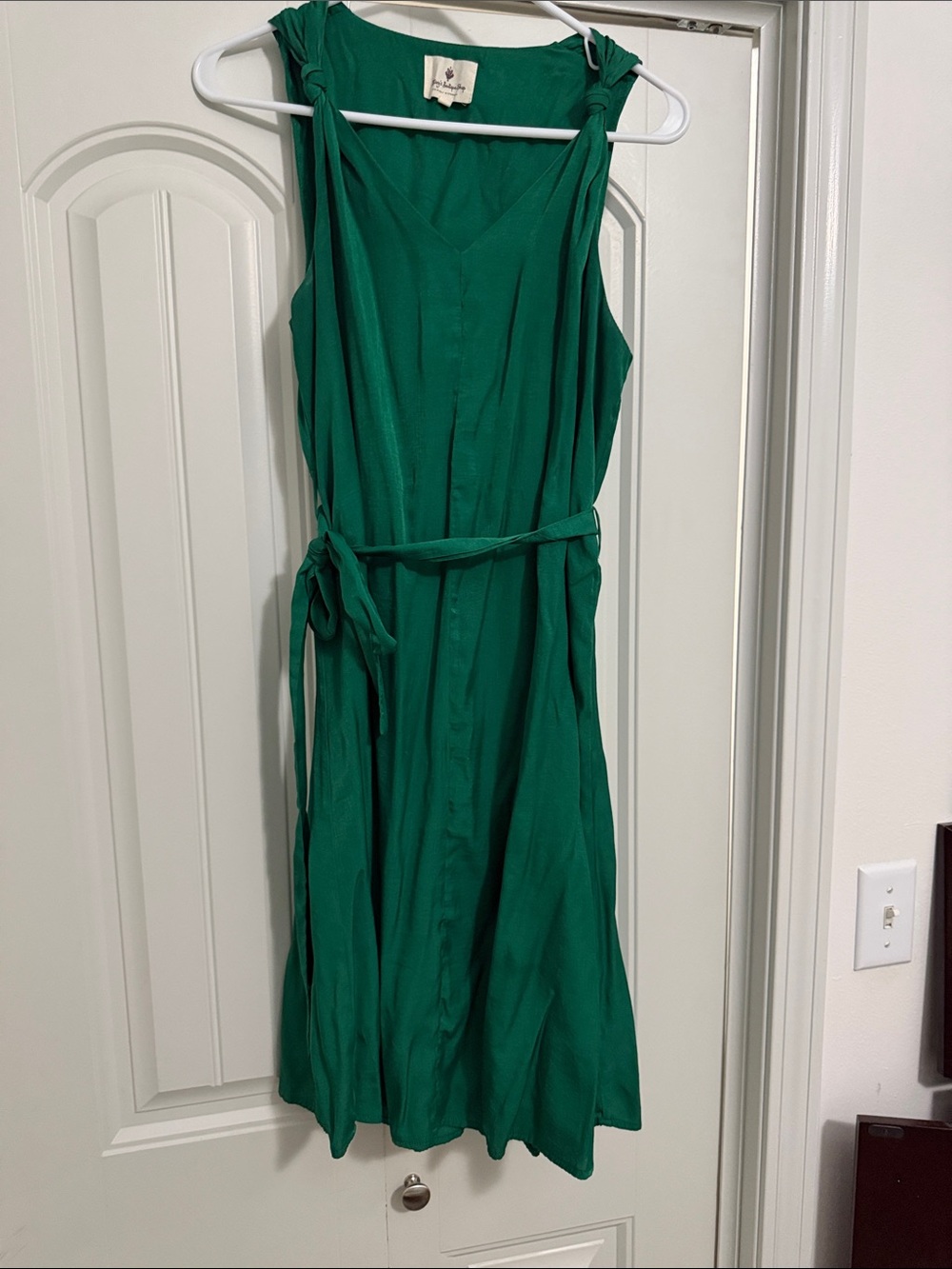Sleeveless V-Neck Tie-Waist Midi Dress in Emerald Green